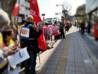 箕面郵便局前、非正規雇用の均等待遇を求めるストライキ支援
